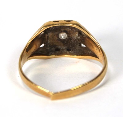 Lot 562 - An 19ct yellow gold signet ring set brilliant...