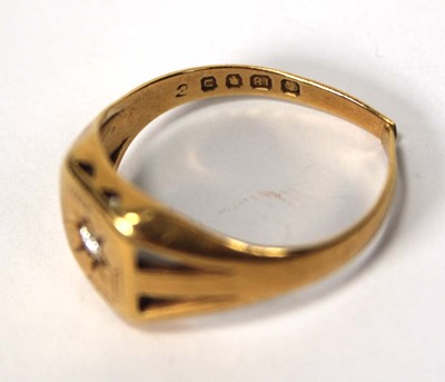 Lot 562 - An 19ct yellow gold signet ring set brilliant...