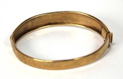 Lot 564 - A 9ct yellow gold florally engraved hinged...