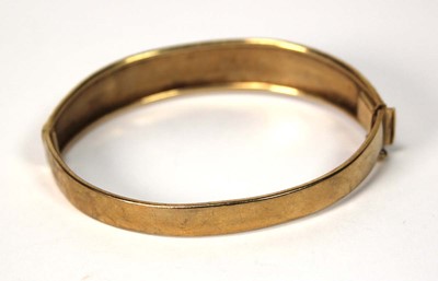 Lot 564 - A 9ct yellow gold florally engraved hinged...