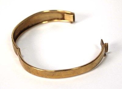 Lot 564 - A 9ct yellow gold florally engraved hinged...