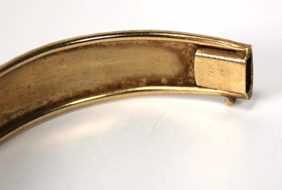 Lot 564 - A 9ct yellow gold florally engraved hinged...