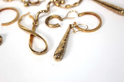 Lot 573 - A group of 9ct yellow gold, yellow metal and...