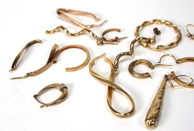 Lot 573 - A group of 9ct yellow gold, yellow metal and...