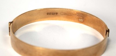 Lot 597 - A 9ct yellow gold hinged bracelet with bark...