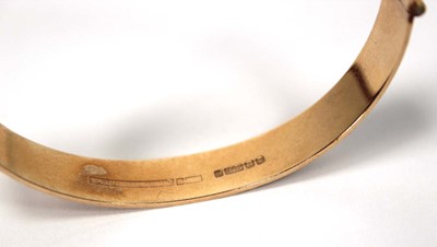 Lot 597 - A 9ct yellow gold hinged bracelet with bark...