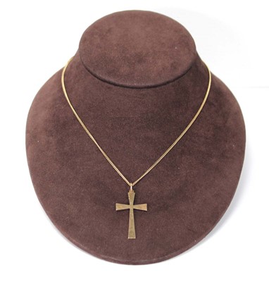 Lot 598 - A 9ct yellow gold flay curblink necklace...