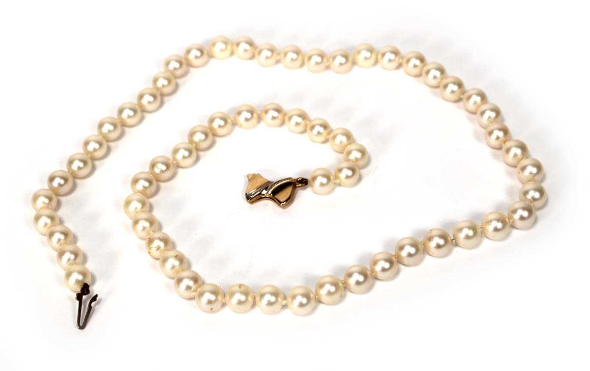 Lot 604 - A single strand cultured pearl necklace with...
