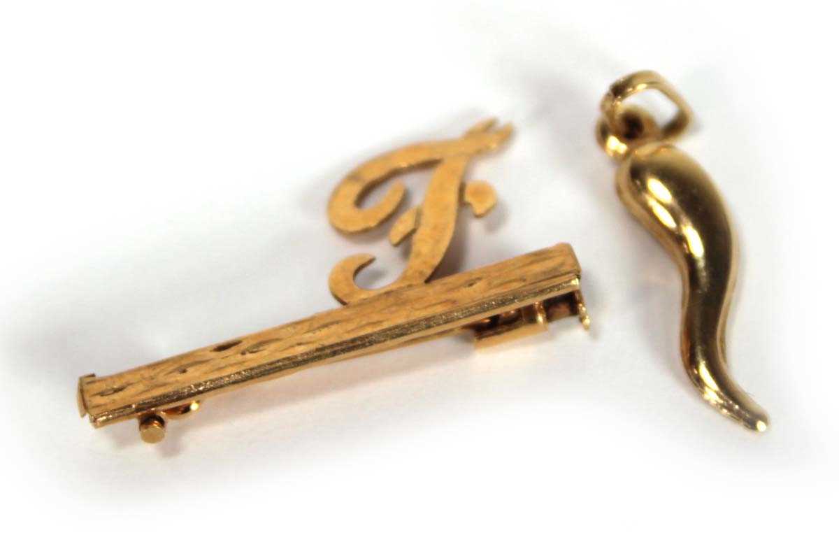Lot 610 - An 18ct yellow gold bar brooch with 'F' design,...