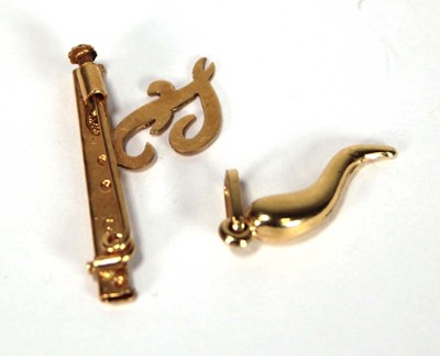 Lot 610 - An 18ct yellow gold bar brooch with 'F' design,...