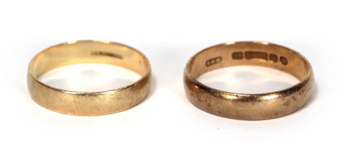 Lot 611 - A 9ct yellow gold wedding band, London 1959,...