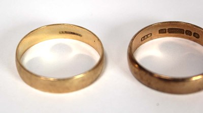 Lot 611 - A 9ct yellow gold wedding band, London 1959,...