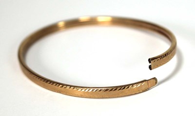 Lot 615 - A 9ct yellow gold hollow hinged bracelet,...