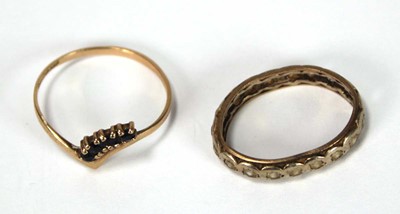 Lot 618 - A 9ct yellow gold v-shaped ring set four small...