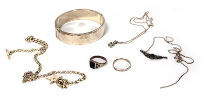 Lot 620 - A group of silver jewellery comprising a...