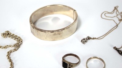 Lot 620 - A group of silver jewellery comprising a...