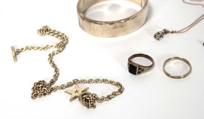 Lot 620 - A group of silver jewellery comprising a...