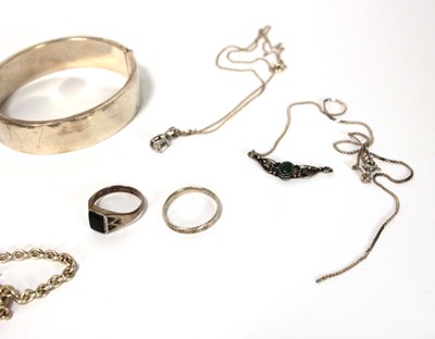 Lot 620 - A group of silver jewellery comprising a...