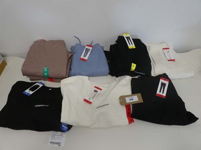Lot 1714 - Approx. 9 items of clothing by Aeropostale to...