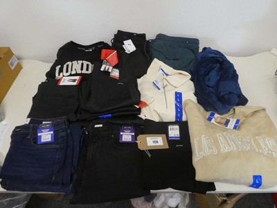Lot 1720 - Approx. 15 items of branded clothing to...