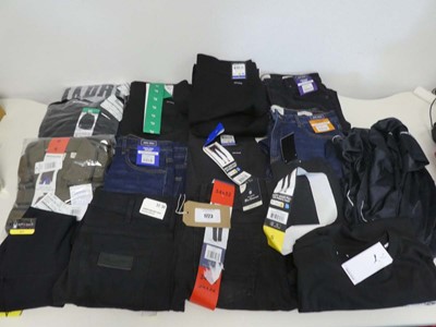 Lot 1723 - Approx. 20 items of branded clothing to...
