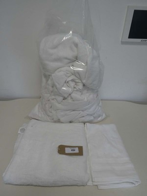 Lot 1757 - Bag containing x23 hand towels & x2 bath...