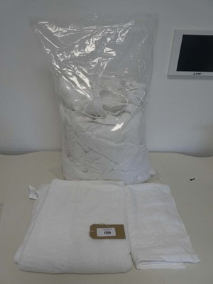 Lot 1759 - Bag containing x24 hand towels & x2 bath...