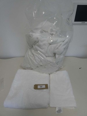 Lot 1761 - Bag containing x19 hand towels & x4 bath...