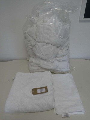 Lot 1762 - Bag containing x30 hand towels & x1 bath...