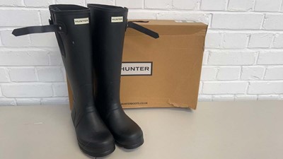 Lot 1767 - Boxed pair of Hunter cascade side wellies size...