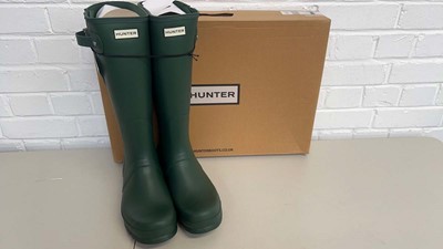 Lot 1768 - Boxed pair of Hunter cascade side wellies size...