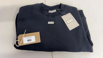 Lot 1851 - Hunter sweater in black size S