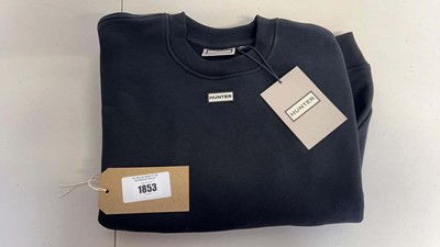 Lot 1853 - Hunter sweater in black size M