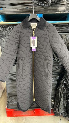 Lot 1855 - Hunter long quilted coat in black size XS