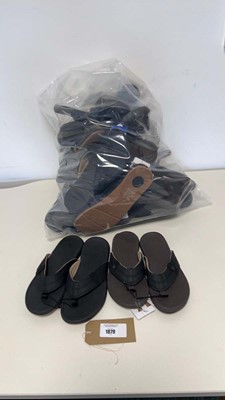 Lot 1879 - Approx. 15 pairs of padded strap flip flops by...