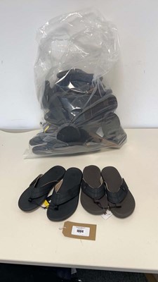 Lot 1884 - Approx. 15 pairs of padded strap flip flops by...