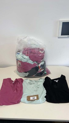 Lot 1898 - Approx. 40 ladies v neck shirts by Three Dots.
