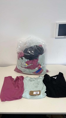 Lot 1899 - Approx. 40 ladies v neck shirts by Three Dots.