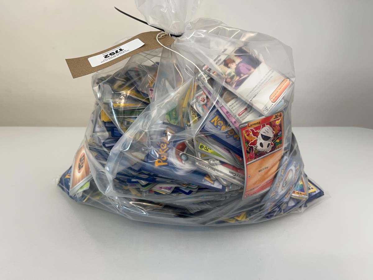 Lot 1752 - Bag containing a quantity of loose Pokémon TCG...