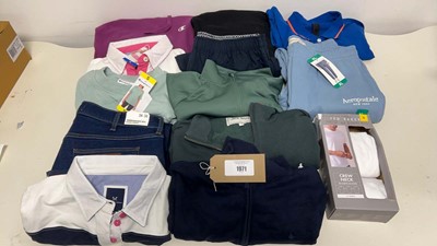 Lot 1971 - Approx. 15 items of branded clothing to...