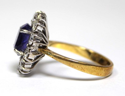 Lot 622 - An 18ct yellow gold cluster ring set oval blue...