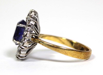 Lot 622 - An 18ct yellow gold cluster ring set oval blue...