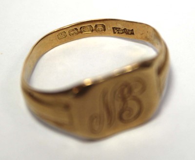 Lot 623 - An 18ct yellow gold signet ring, Birmingham...