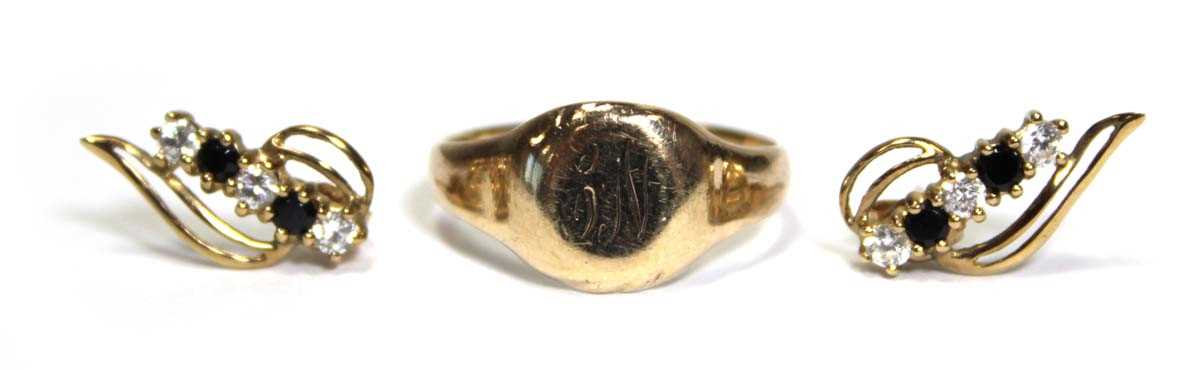 Lot 624 - A 9ct yellow gold signet ring, Birmingham 1984,...