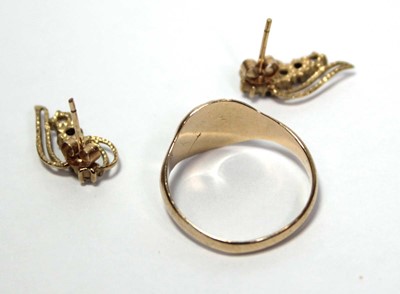 Lot 624 - A 9ct yellow gold signet ring, Birmingham 1984,...
