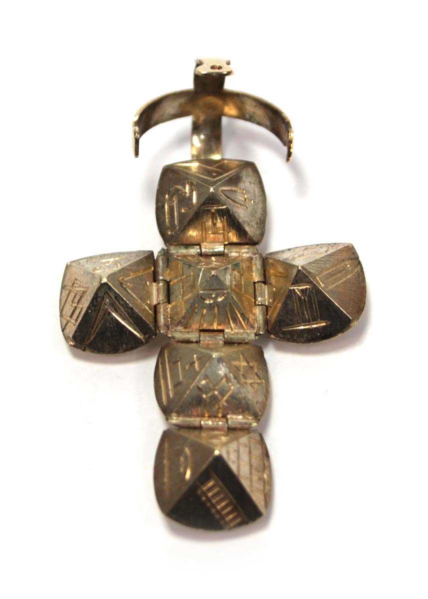 Lot 626 - A 9ct yellow gold Masonic ball pendant,...