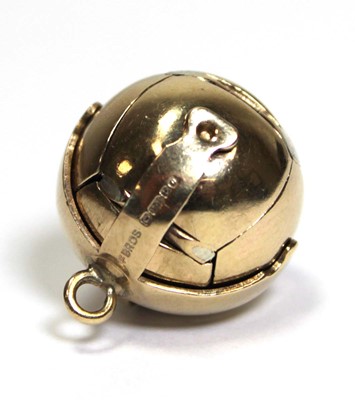 Lot 626 - A 9ct yellow gold Masonic ball pendant,...