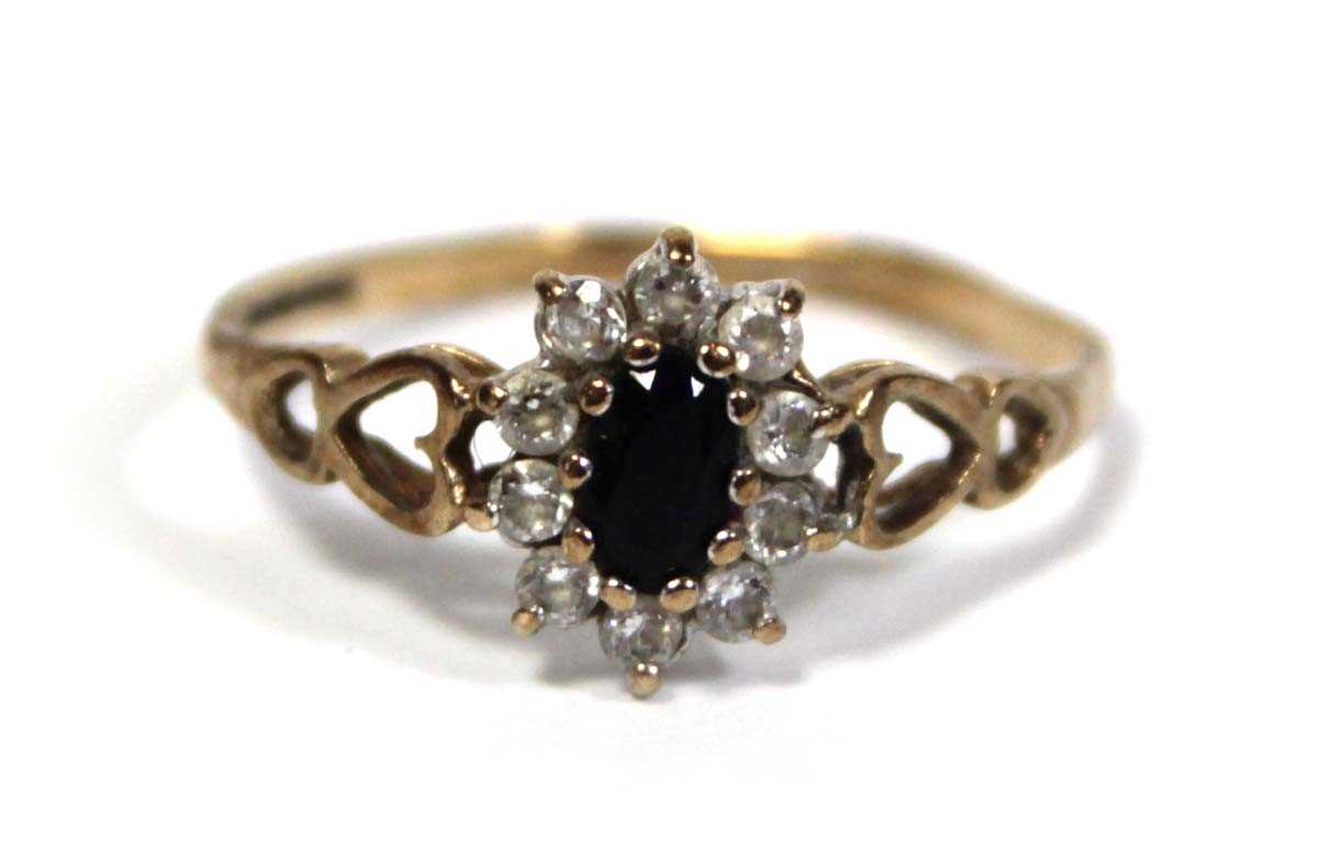 Lot 645 - A 9ct yellow gold cluster ring set oval...
