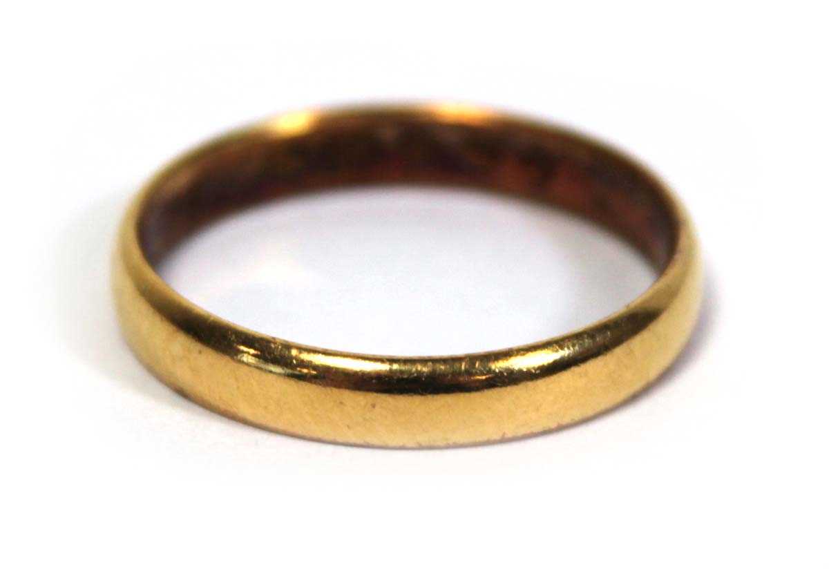 Lot 646 - A Victorian 22ct yellow gold wedding band,...