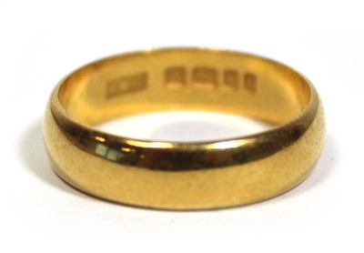 Lot 648 - A 22ct yellow gold wedding band, band w. 5 mm,...